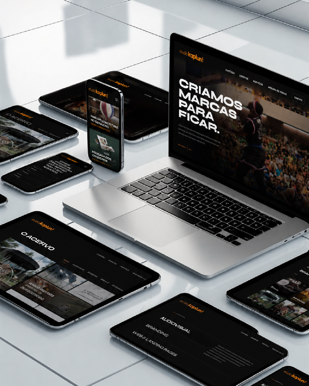 Mockup editorial de operação integrada do Studio Kaplun
